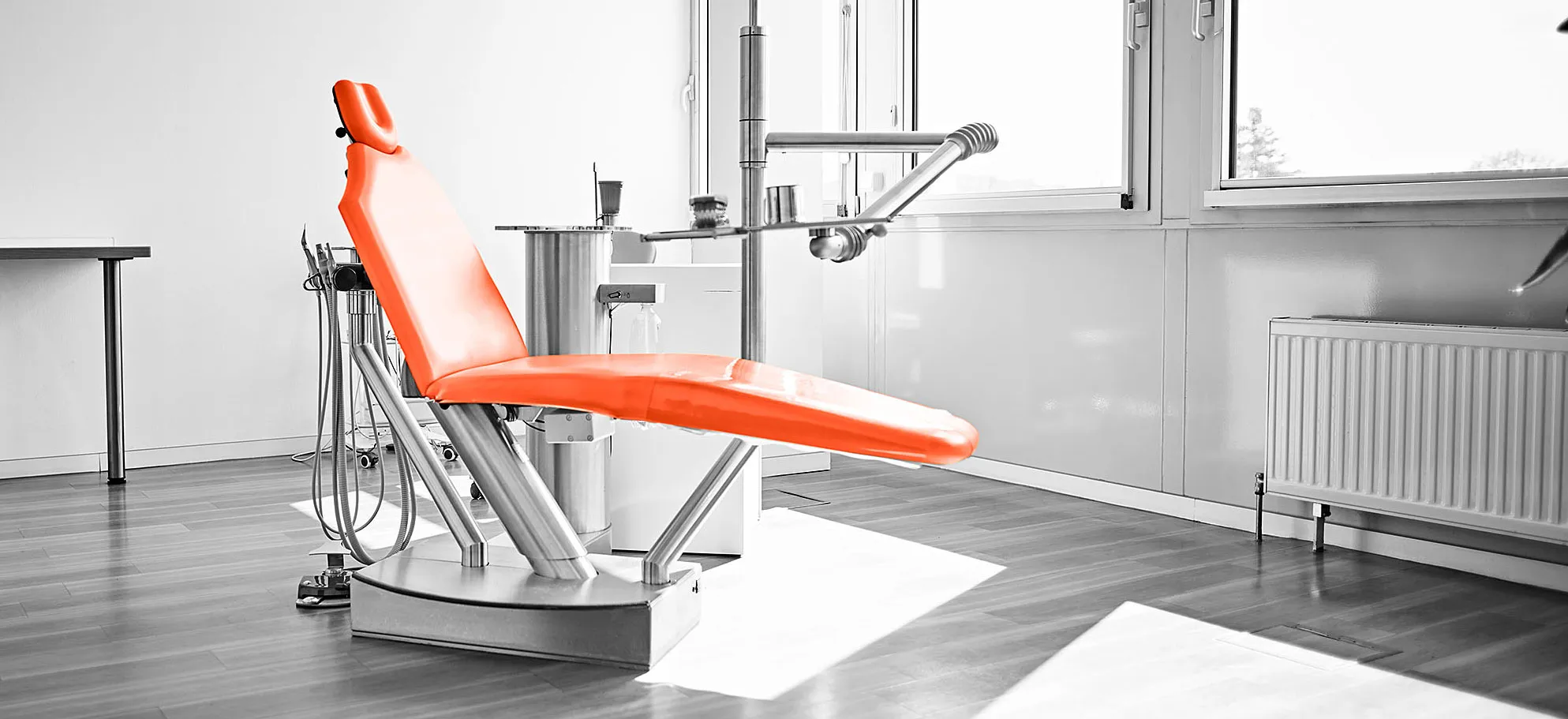 Das Bild zeigt einen moderenen Behandlunsstuhl in der Praxis der Kieferorthopäden Ritter & Ritter